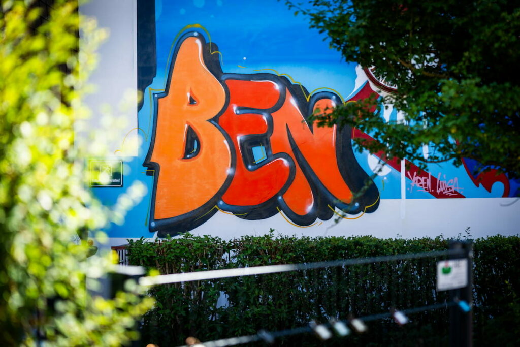 Graffiti "BEN" an einer Schulwand