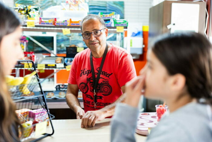 Verkauf von Snacks in der Cafeteria durch den Hausmeister