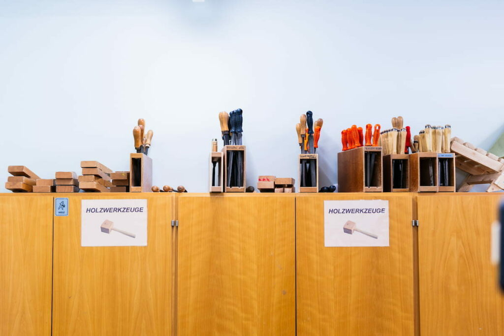 Werkzeugschrank mit ordentlich sortierten Holzwerkzeugen im Werkraum