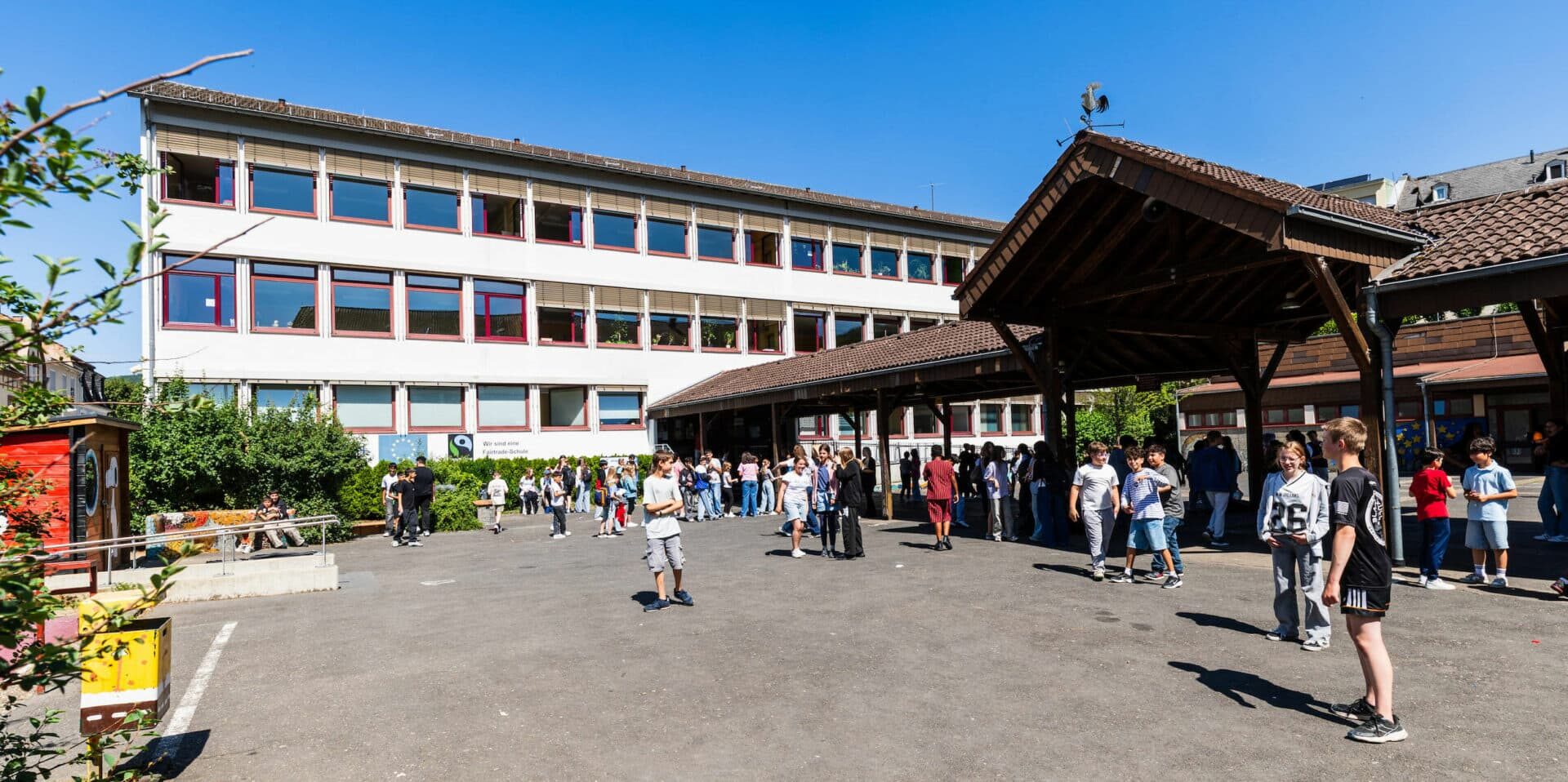 Kinder auf dem Schulhof der RS plus Bad Ems Nassau